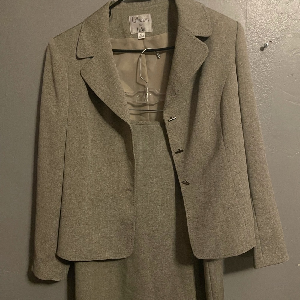 Le suit blazer and skirt!!!